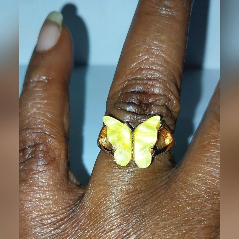 Super cute yellow butterflyโring sz 7